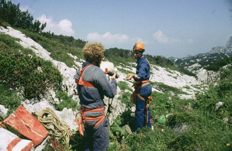 [Foto: Uwe Scherzer und Uwe Kalmbach (Eisner) beim Einschlazen am Bananenschacht. Foto: Andre Abele.]